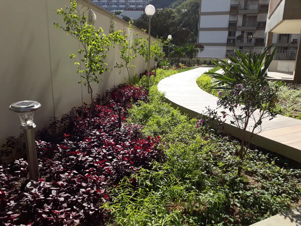 Vista geral do paisagismo da área comum em Copacabana
