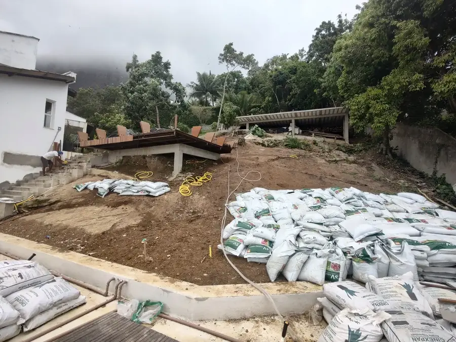 Terreno do projeto no Joá antes da implantação paisagística