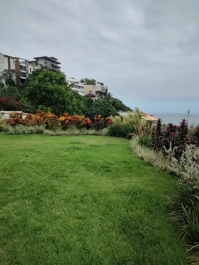 Vista geral do jardim integrado à paisagem